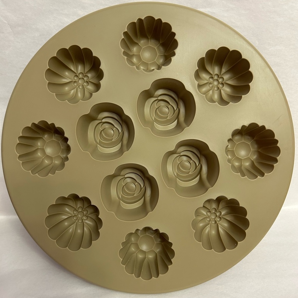 PAMPERED CHEF SILICONE Bakeware Cupcake Muffin Flowers and Roses Molds 13 inch